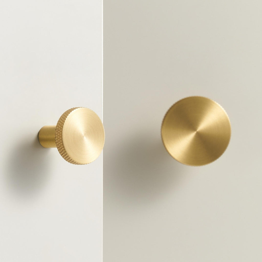 Knopp/krok ch057 i  mässing - detalj