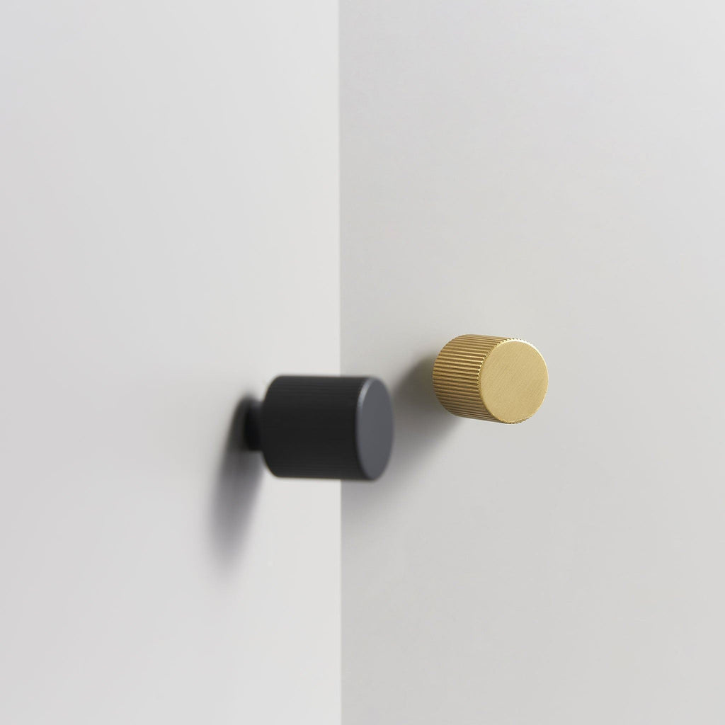 Knopp 3138 | Räfflad | Svart - Dooroom